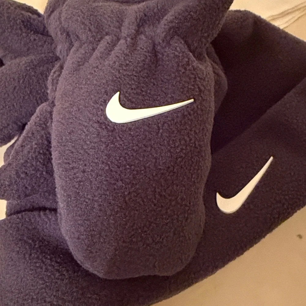NWT Nike Toddler 2-Piece Fleece Set Trapper Hat and Mittens Gray 2/4